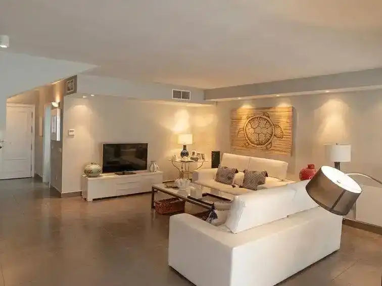 Sala de estar de Casa adosada en venta en Marbella con Aire acondicionado, Jardín privado y Piscina