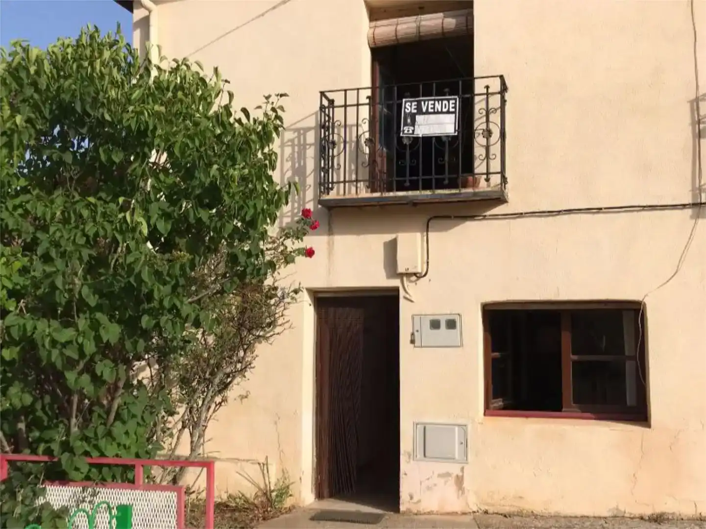 Vista exterior de Casa adosada en venda en Fuentepinilla amb Moblat i Balcó