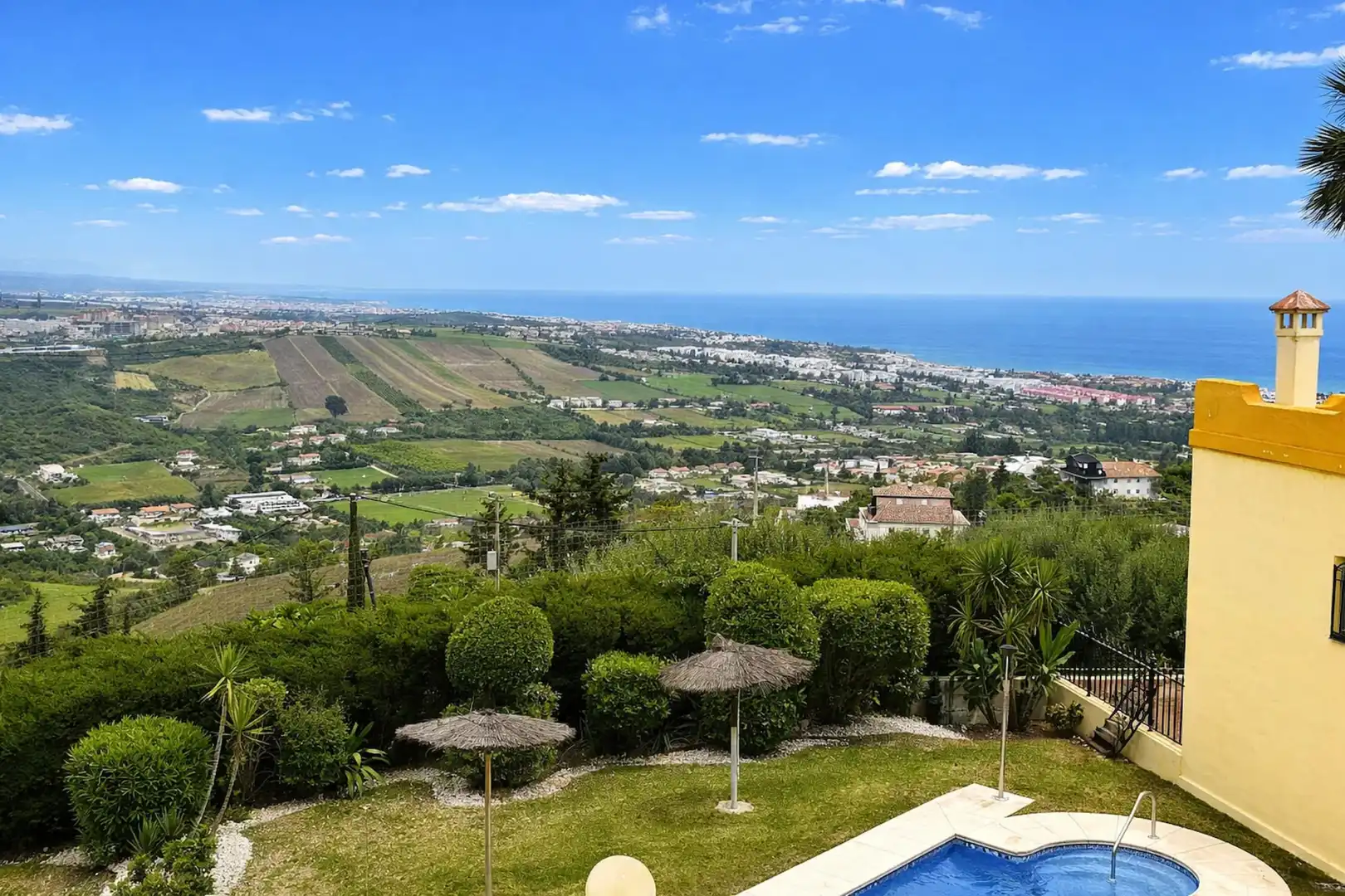 Garten von Einfamilien-Reihenhaus zum Verkauf in Manilva mit Klimaanlage, Terrasse und Schwimmbad