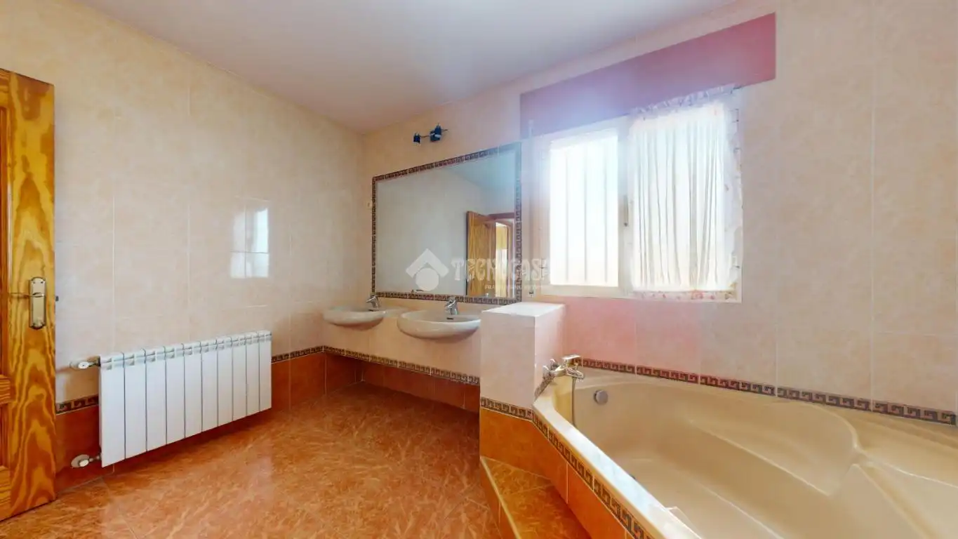 Bathroom of Detached homes for sale in Fuente El Saz de Jarama  with Private garden, Terrace and Balcony