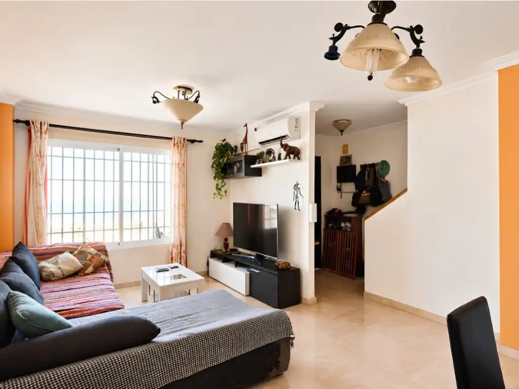 Sala de estar de Casa adosada en venta en Benalmádena con Aire acondicionado, Jardín privado y Amueblado
