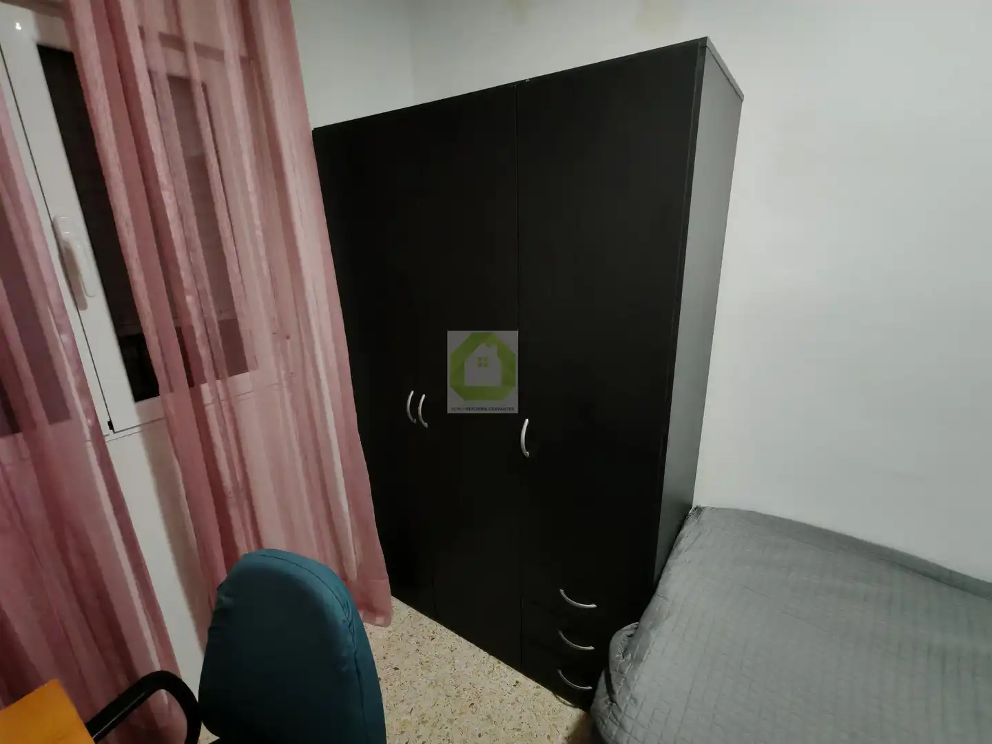 Habitación de Piso para compartir en Granada con Terraza y Amueblado