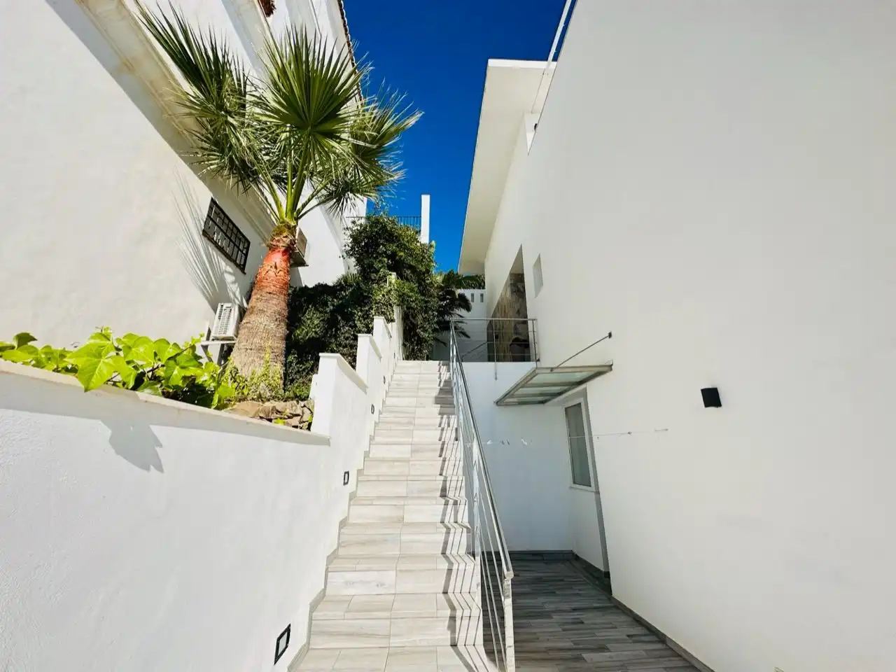Vista exterior de Casa o xalet en venda en Nerja amb Aire condicionat, Jardí privat i Traster