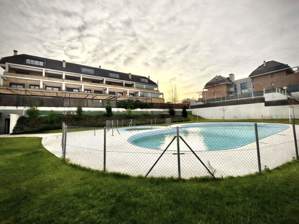 Piscina de Planta baixa en venda en Boadilla del Monte amb Jardí privat, Terrassa i Piscina comunitària