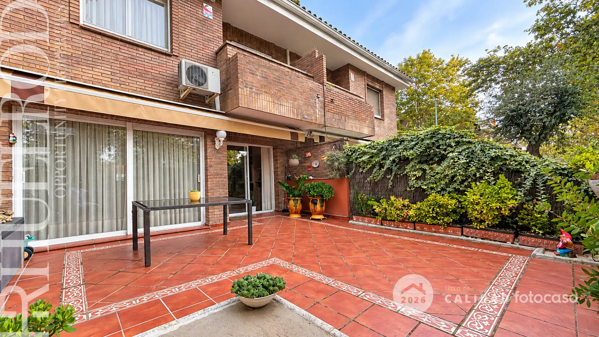Vista exterior de Casa adosada en venta en Cerdanyola del Vallès con Aire acondicionado, Calefacción y Jardín privado