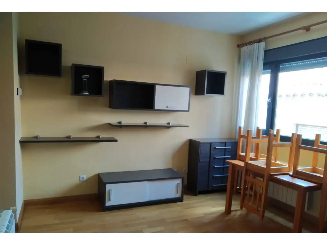 Sala d'estar de Pis de lloguer en Ocaña amb Calefacció, Parquet i Moblat