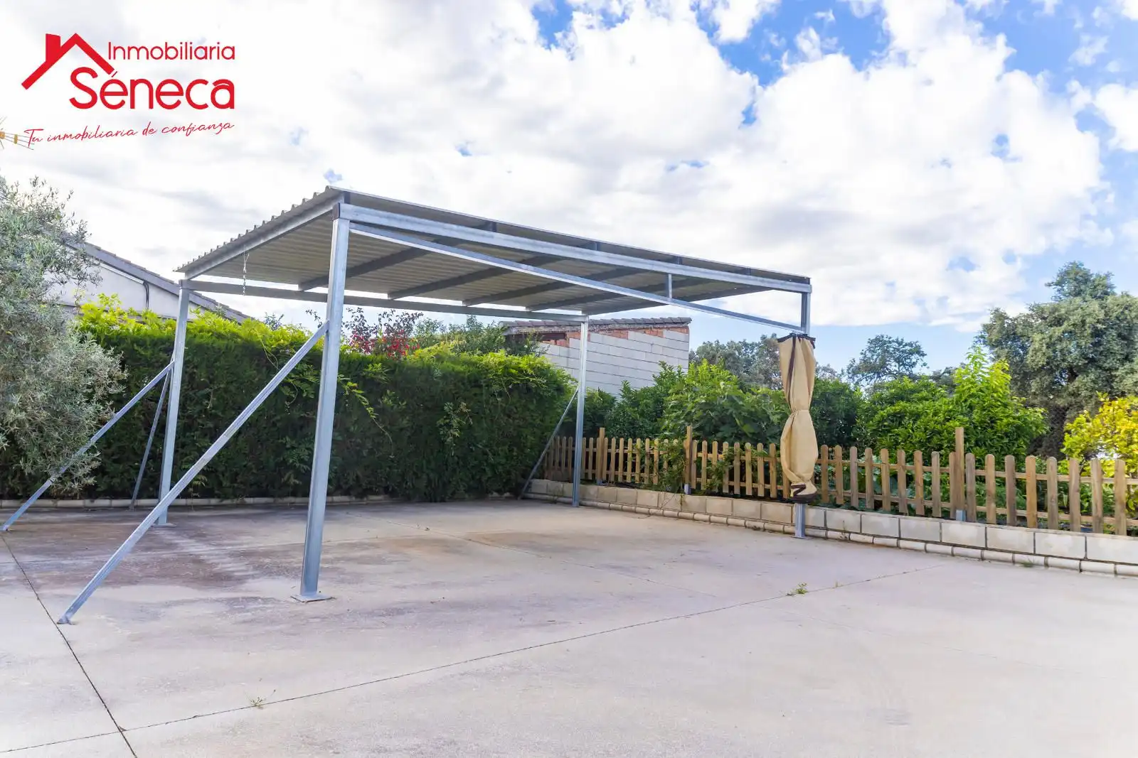 Parking of Houses for sale in La Carlota  with Air Conditioner, Heating and Private garden