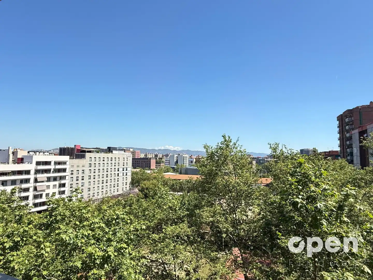 Vista exterior de Pis en venda en Barcelona amb Calefacció, Terrassa i Balcó