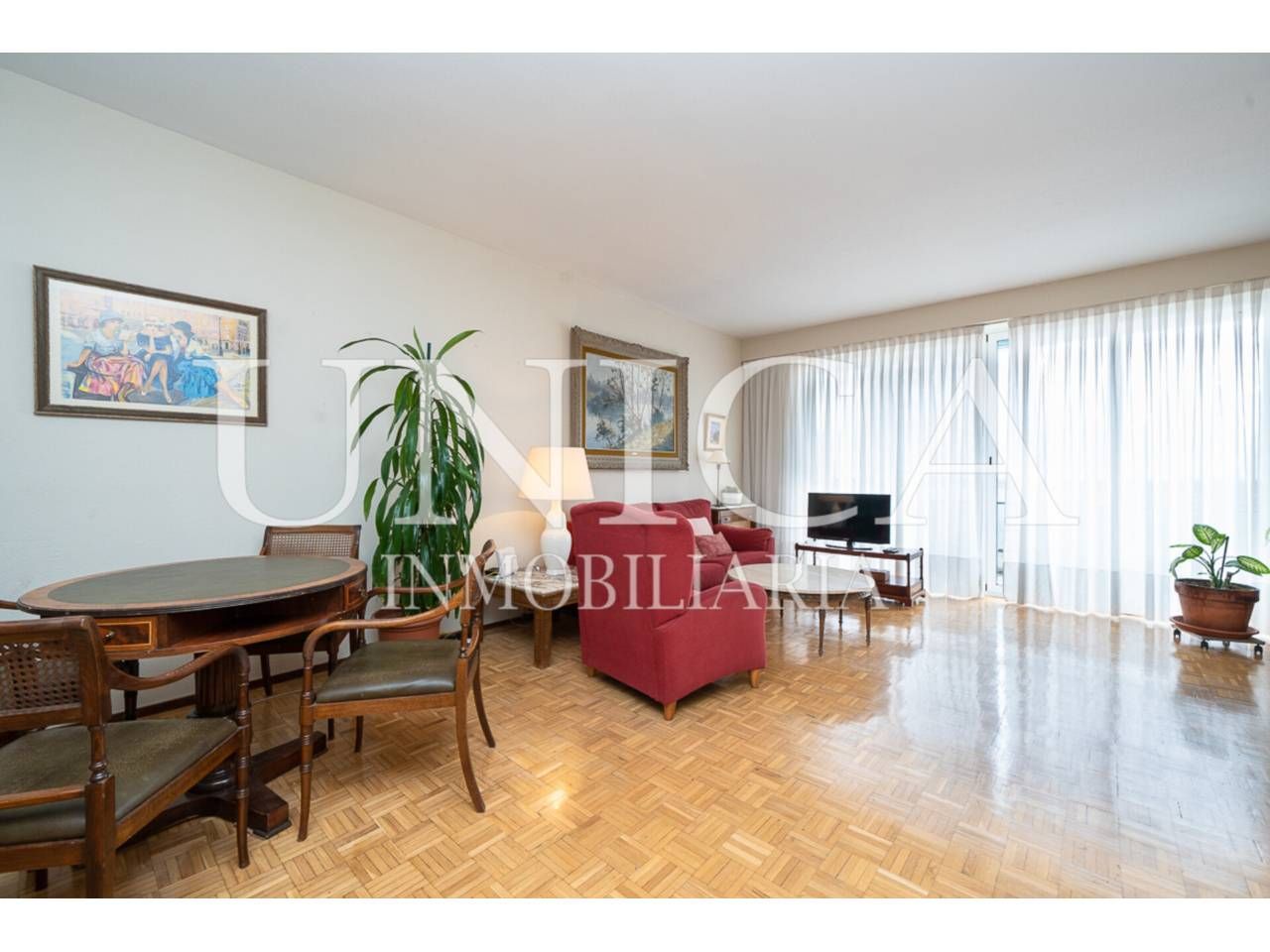 Sala d'estar de Pis en venda en  Madrid Capital amb Calefacció, Parquet i Terrassa