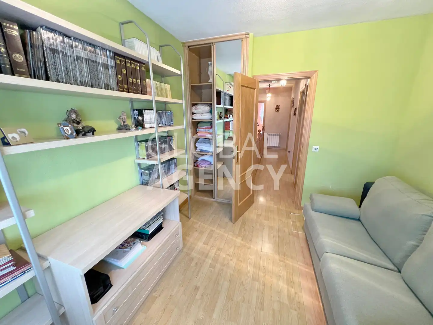 Habitación de Casa adosada en venta en Torrejón del Rey con Calefacción, Jardín privado y Horno