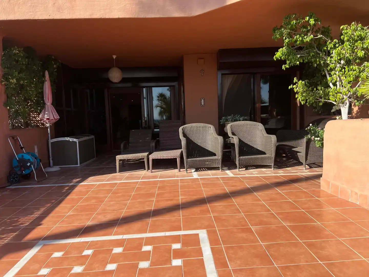 Terrasse von Wohnung zum Verkauf in Estepona mit Klimaanlage, Privatgarten und Terrasse
