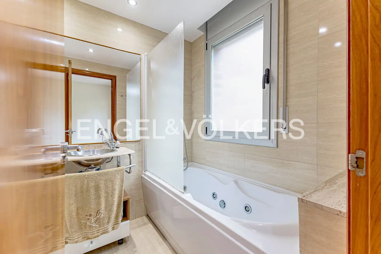 Badezimmer von Einfamilien-Reihenhaus zum Verkauf in Barcelona mit Heizung