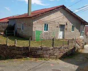 Vista exterior de Casa o xalet en venda en O Carballiño   amb Calefacció i Jardí privat