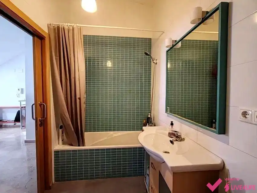 Badezimmer von Wohnung zur Miete in Valencia mit Klimaanlage, Terrasse und Möbliert