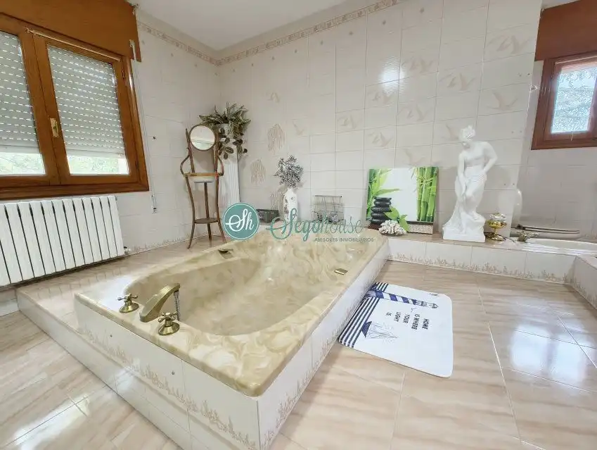 Bathroom of Houses for sale in Segovia  with Heating