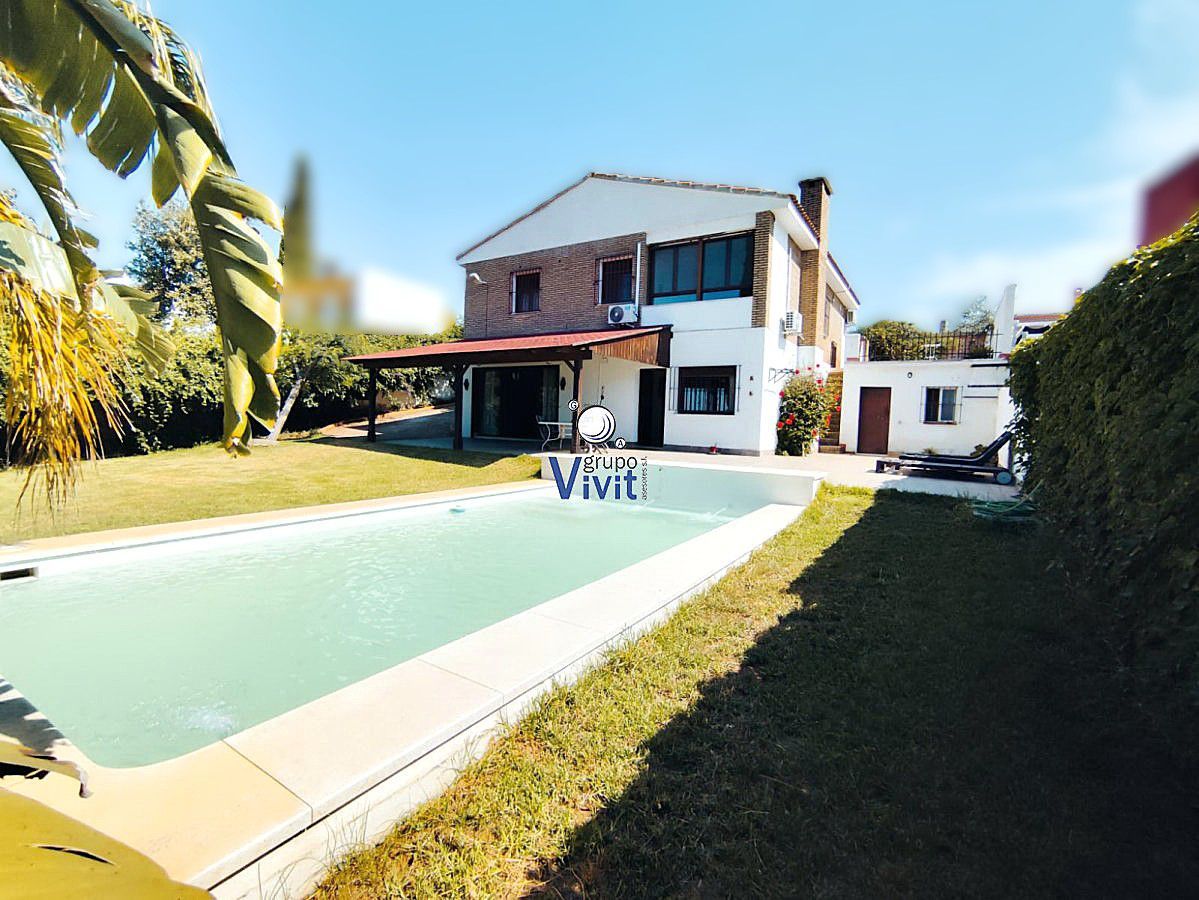 Exterior view of House or chalet for sale in Alcalá de Guadaira  with Private garden, Storage room and Swimming Pool