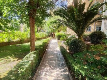 Flat with garden for sale in Calle de los Yébenes 56
