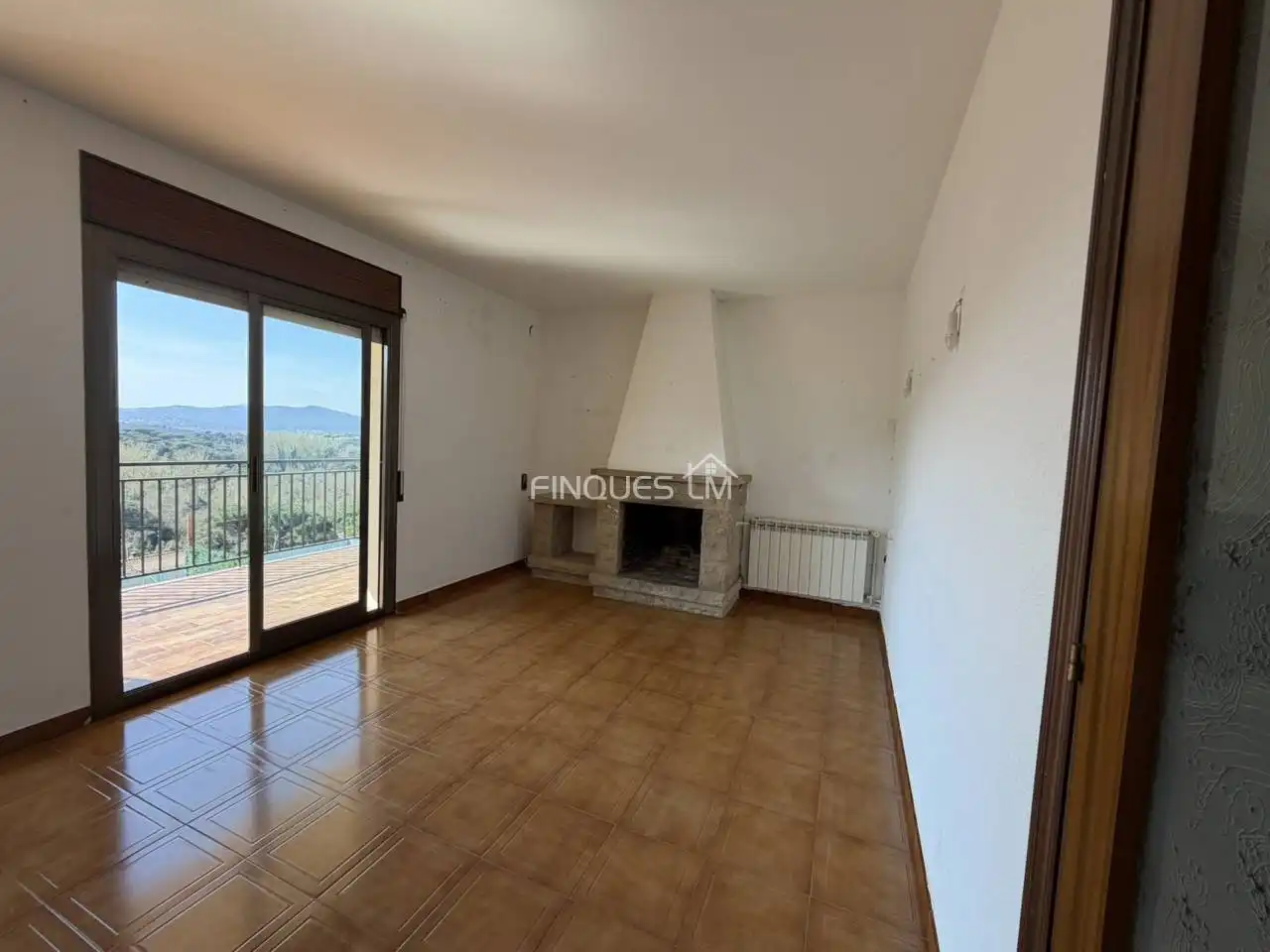 Sala d'estar de Casa adosada en venda en Tordera amb Jardí privat, Terrassa i Piscina