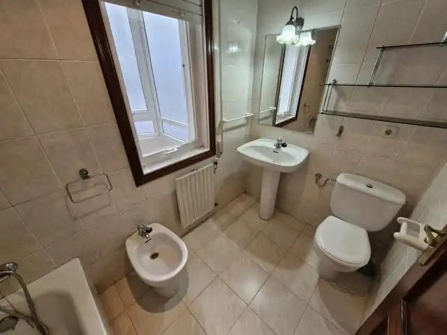 Bathroom of Flat for rent in Ames  with Heating