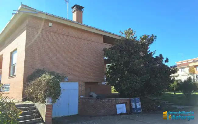 Vista exterior de Casa o chalet en venta en Astorga con Calefacción, Jardín privado y Parquet