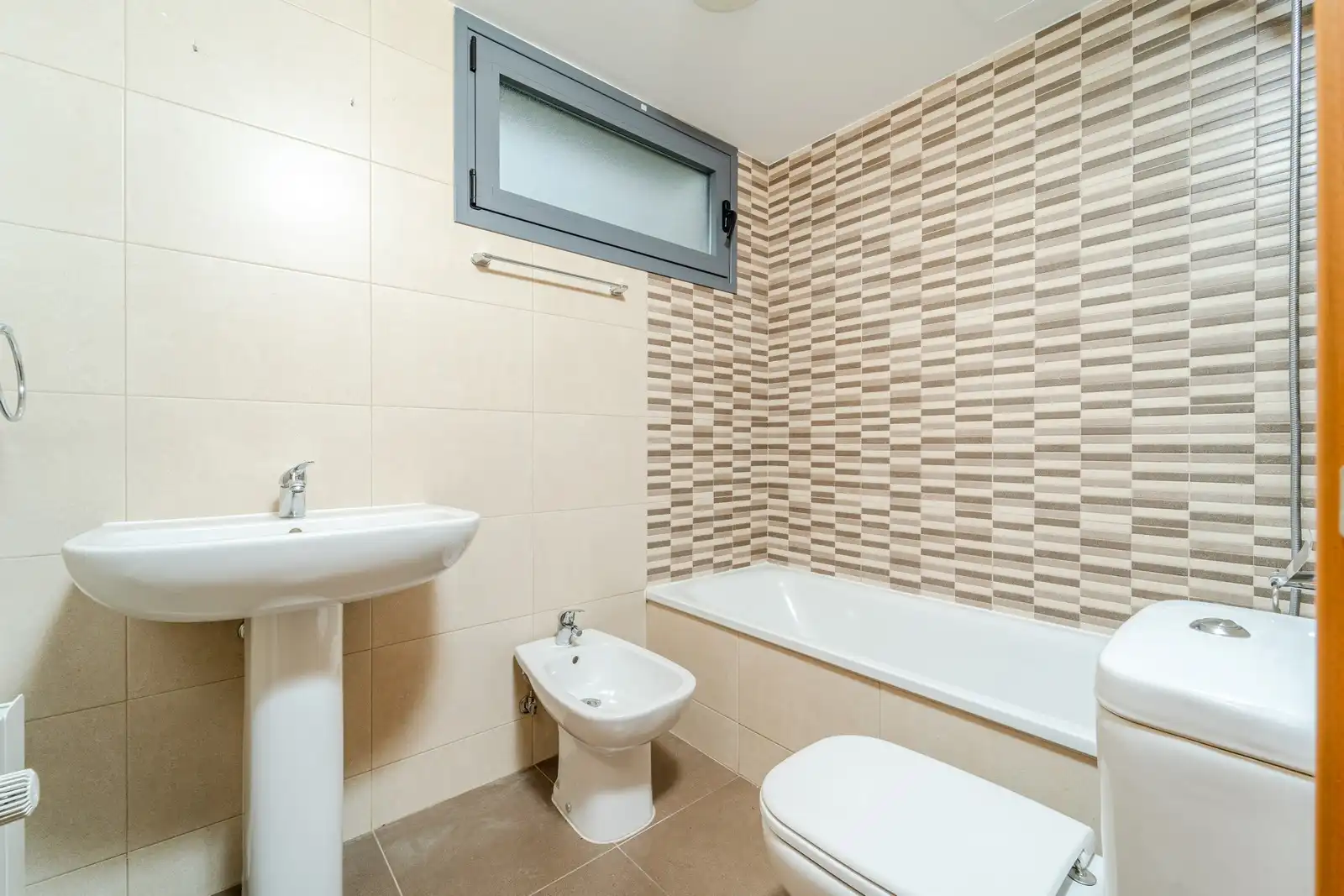 Badezimmer von Wohnung zur Miete in Getafe mit Parkett, Terrasse und Abstellraum