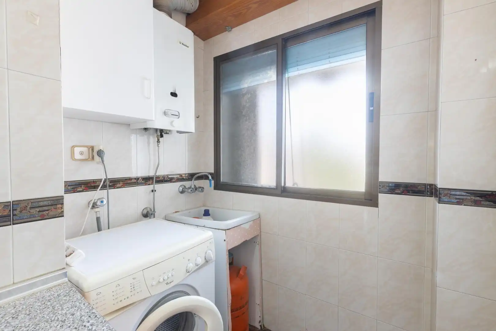 Baño de Piso en venta en Granada con Aire acondicionado, Calefacción y Balcón