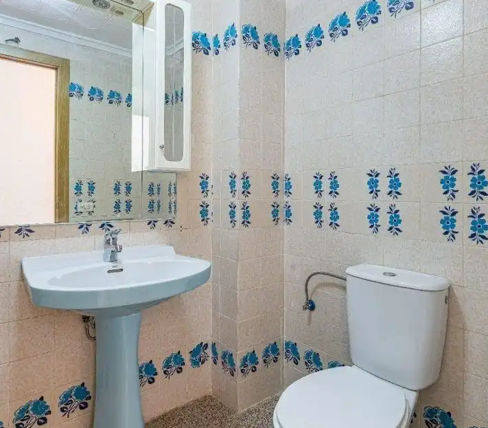 Baño de Apartamento en venta en Torrevieja con Terraza y Amueblado