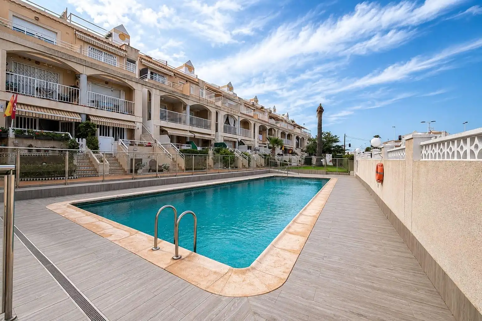 Piscina de Apartamento de alquiler en Torrevieja con Aire acondicionado, Calefacción y Terraza