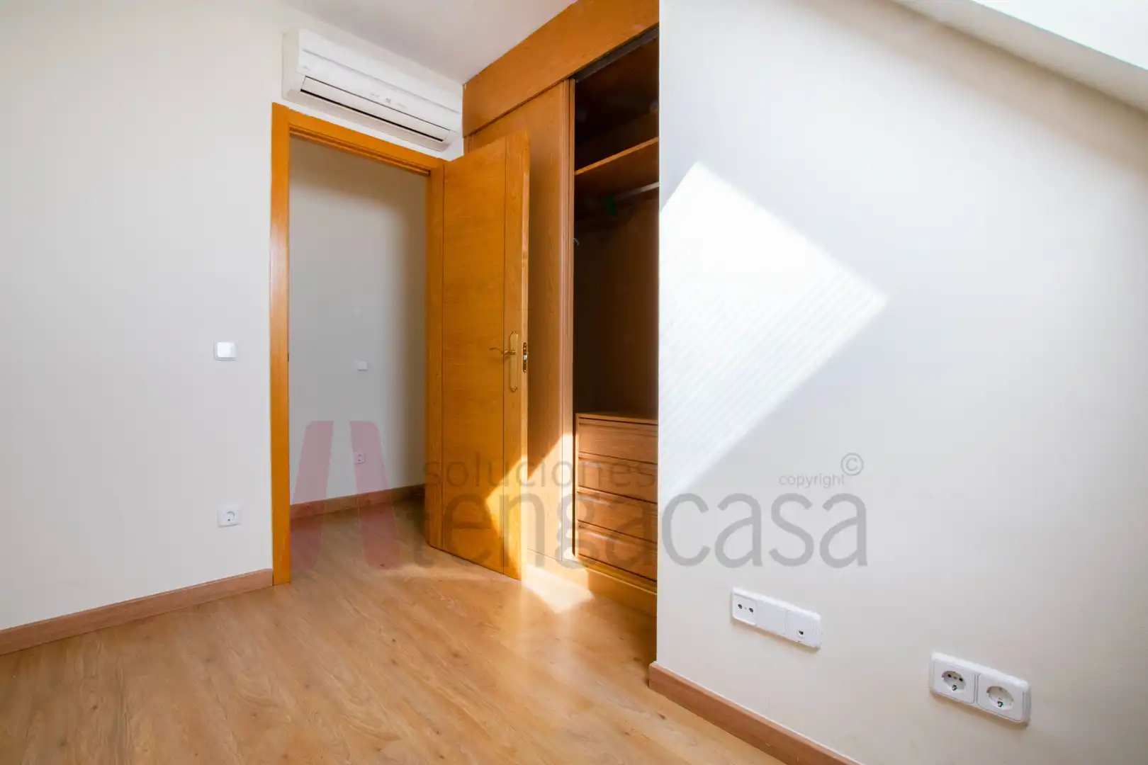 Schlafzimmer von Dachboden zur Miete in Madrid mit Klimaanlage, Heizung und Parkett