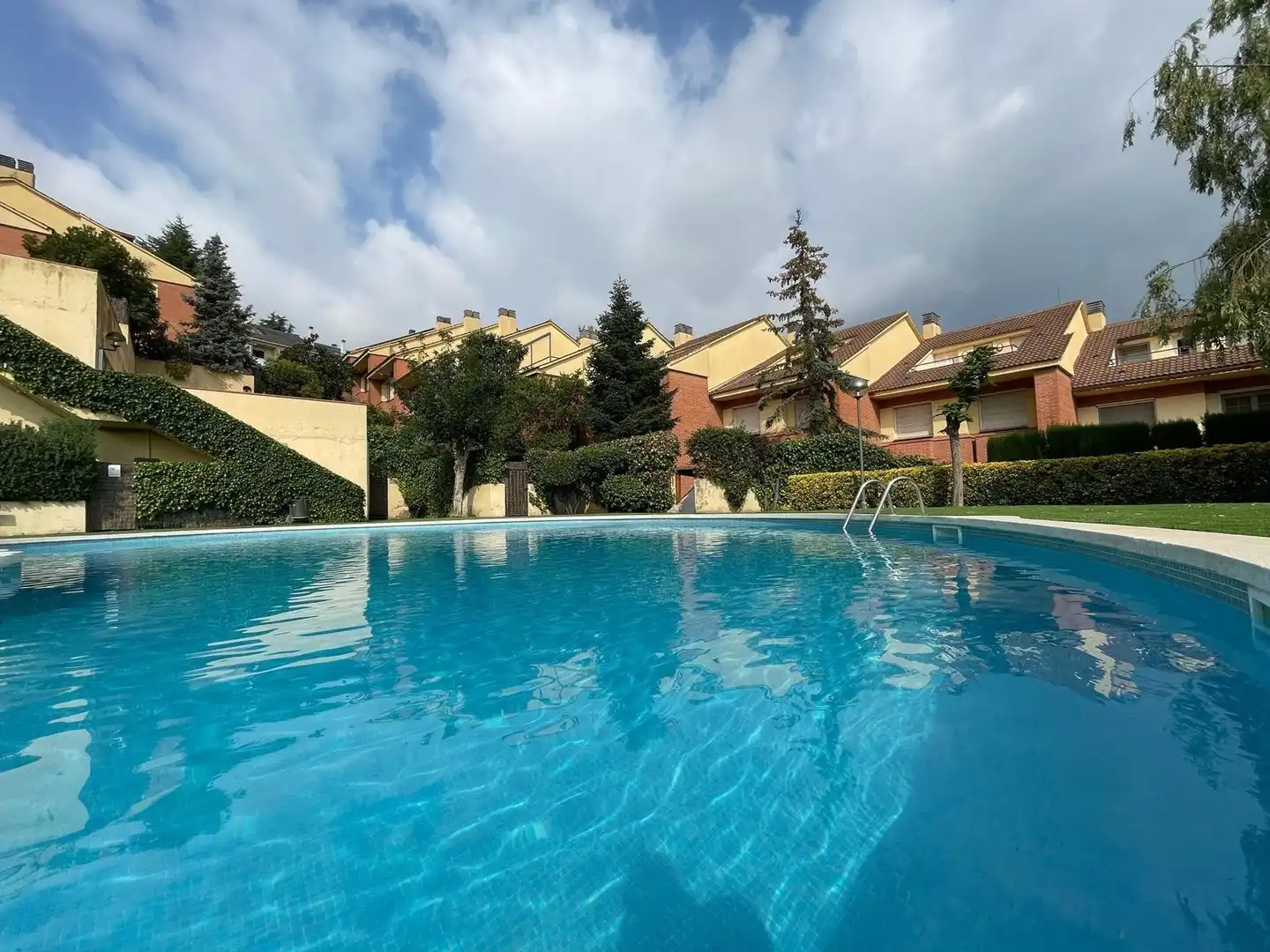Schwimmbecken von Einfamilien-Reihenhaus zur Miete in Sant Andreu de Llavaneres mit Klimaanlage, Privatgarten und Balkon