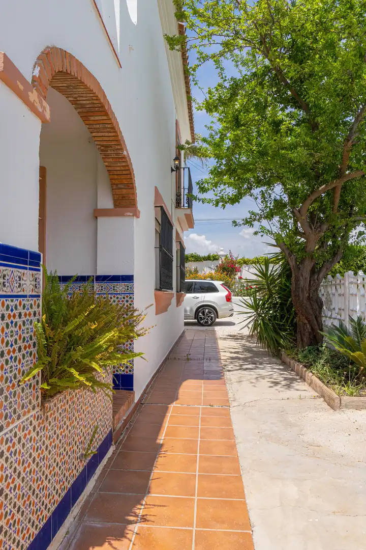 Vista exterior de Casa o xalet en venda en Alhaurín de la Torre amb Jardí privat, Terrassa i Piscina