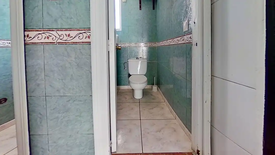 Bany de Local de lloguer en Benidorm amb Aire condicionat