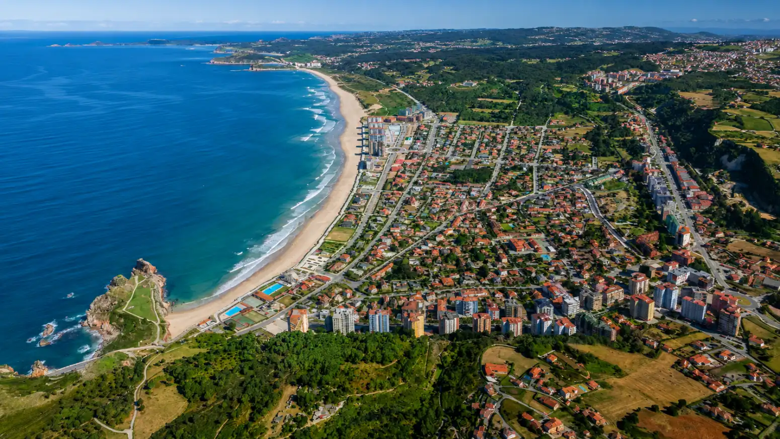 Vista exterior de Casa o xalet en venda en Castrillón amb Jardí privat i Parquet