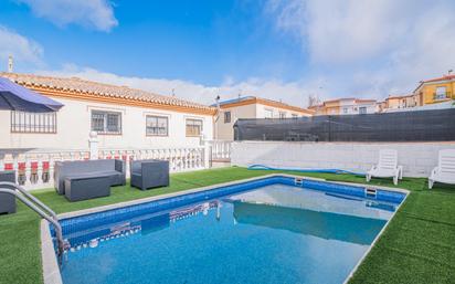 Piscina de Casa adosada en venda en Jun amb Calefacció, Jardí privat i Terrassa