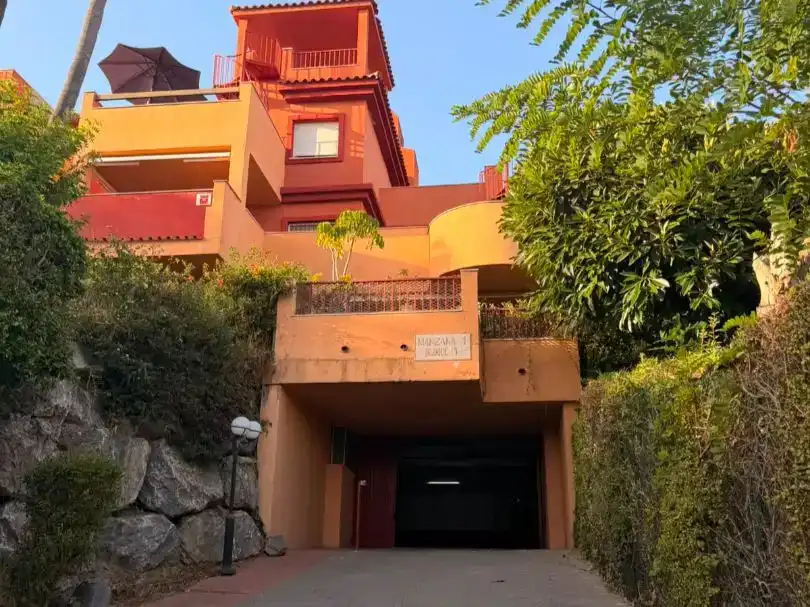 Außenansicht von Wohnung zur Miete in Marbella mit Klimaanlage, Privatgarten und Schwimmbad