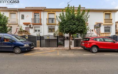 Vista exterior de Casa adosada en venda en Churriana de la Vega amb Aire condicionat, Terrassa i Balcó