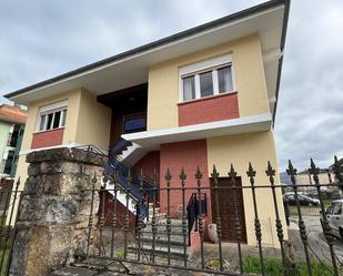 Vista exterior de Casa o xalet en venda en Cabezón de la Sal amb Calefacció, Terrassa i Balcó