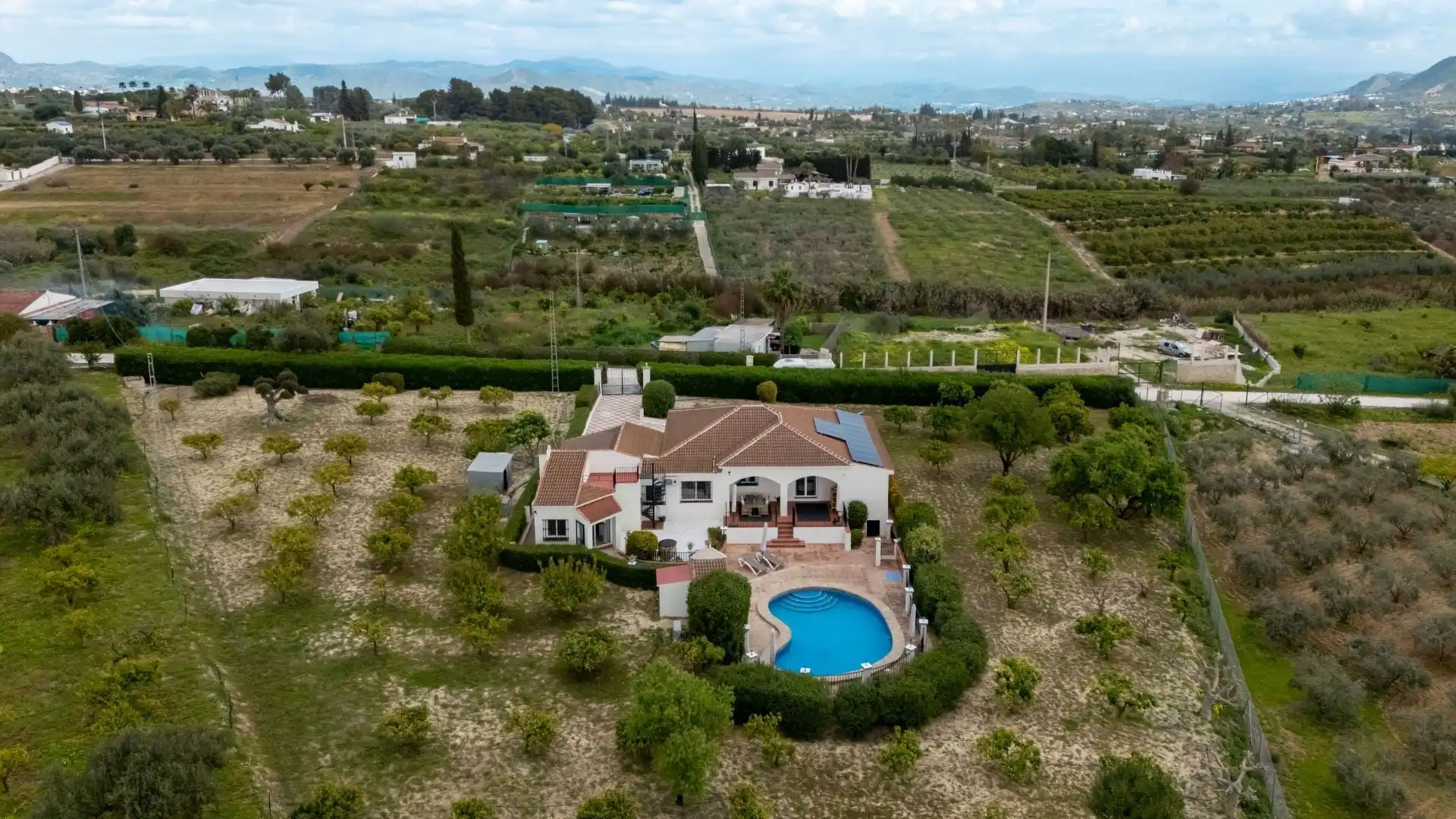 Vista exterior de Finca rústica en venta en Alhaurín El Grande con Aire acondicionado, Trastero y Piscina