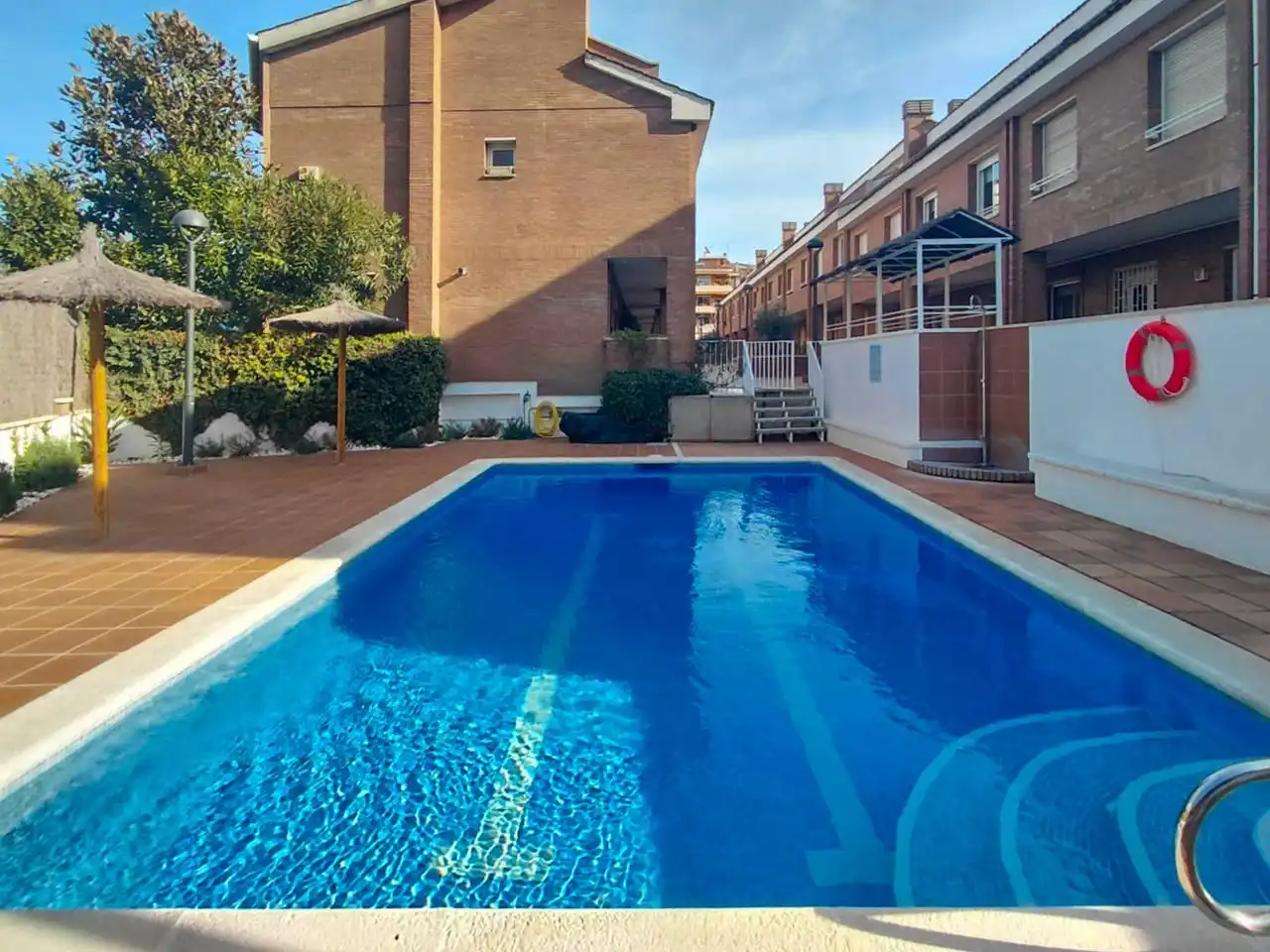 Schwimmbecken von Einfamilien-Reihenhaus zum Verkauf in Sant Cugat del Vallès mit Heizung, Privatgarten und Parkett
