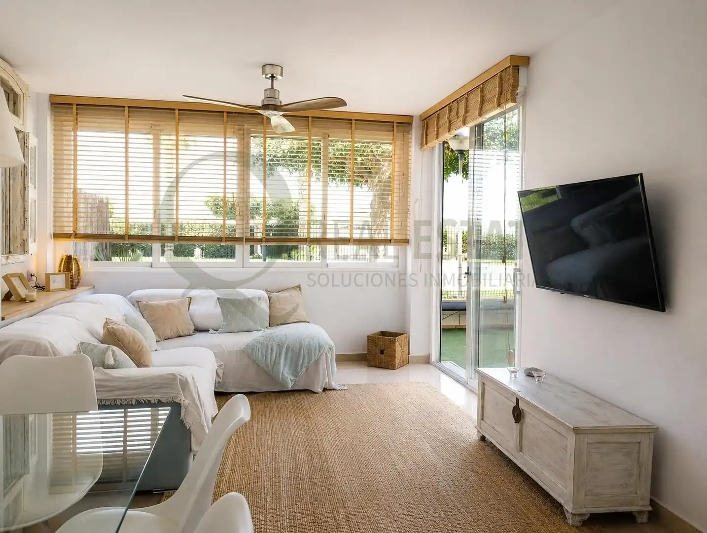 Wohnzimmer von Erdgeschoss zur Miete in El Campello mit Klimaanlage, Privatgarten und Möbliert