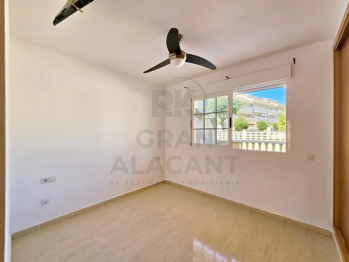 Vista exterior de Planta baja en venta en Santa Pola con Aire acondicionado, Calefacción y Jardín privado