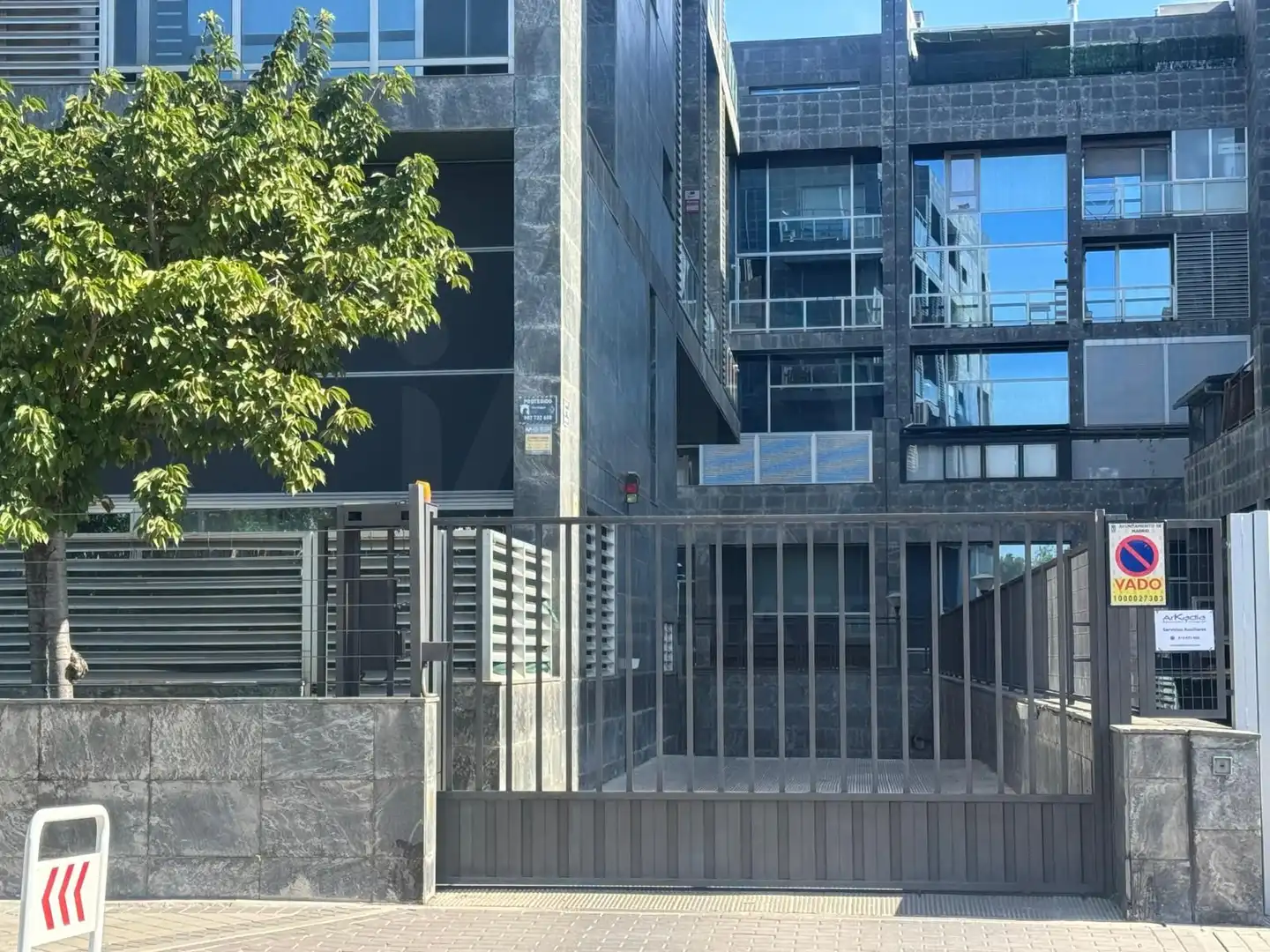 Exterior view of Garage for sale in Madrid
