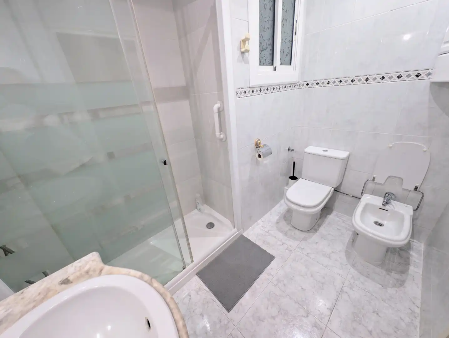 Bathroom of Flat for sale in Barcelona  with Air Conditioner, Heating and Oven
