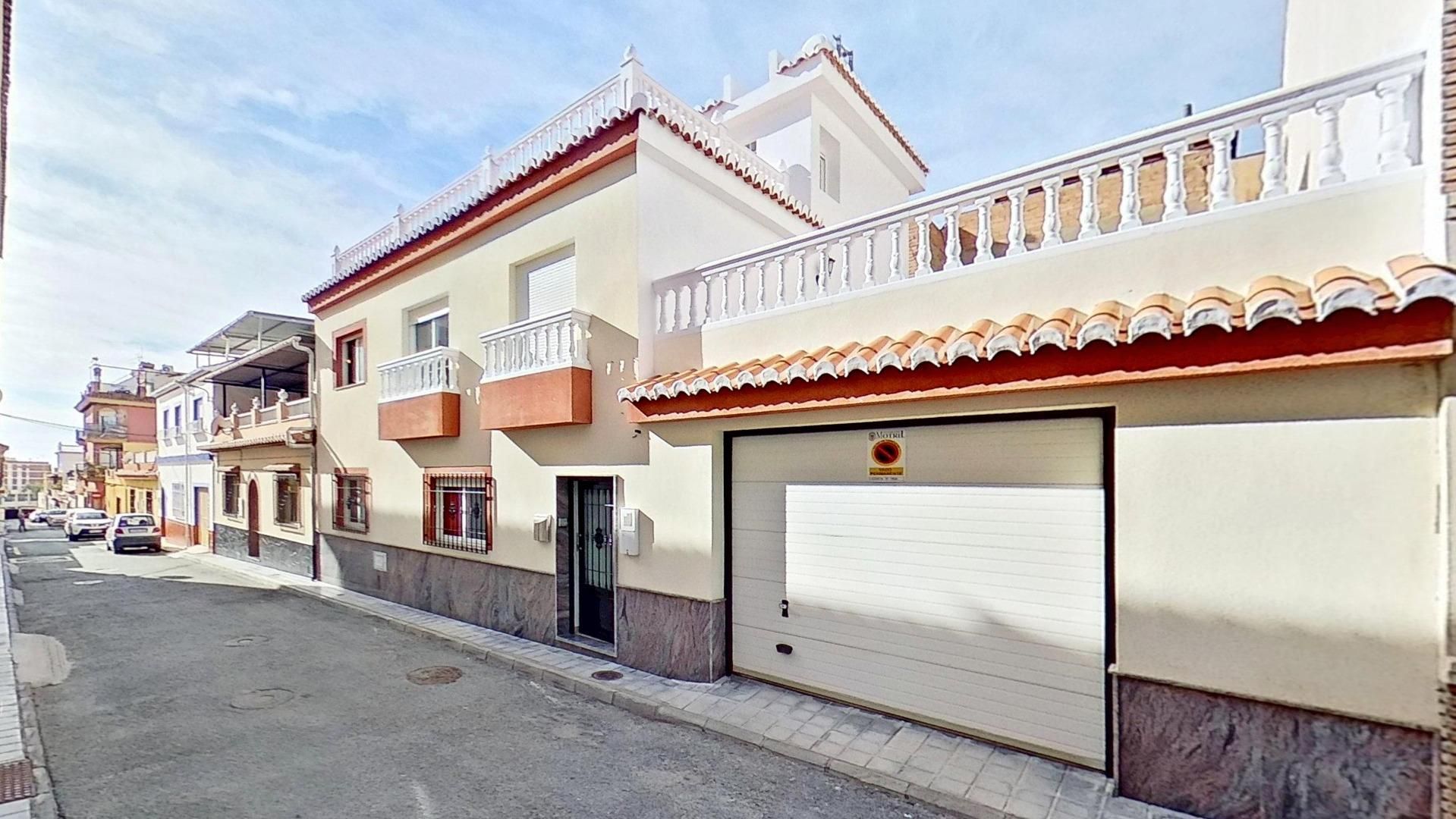 Vista exterior de Casa o xalet en venda en Motril amb Aire condicionat i Terrassa