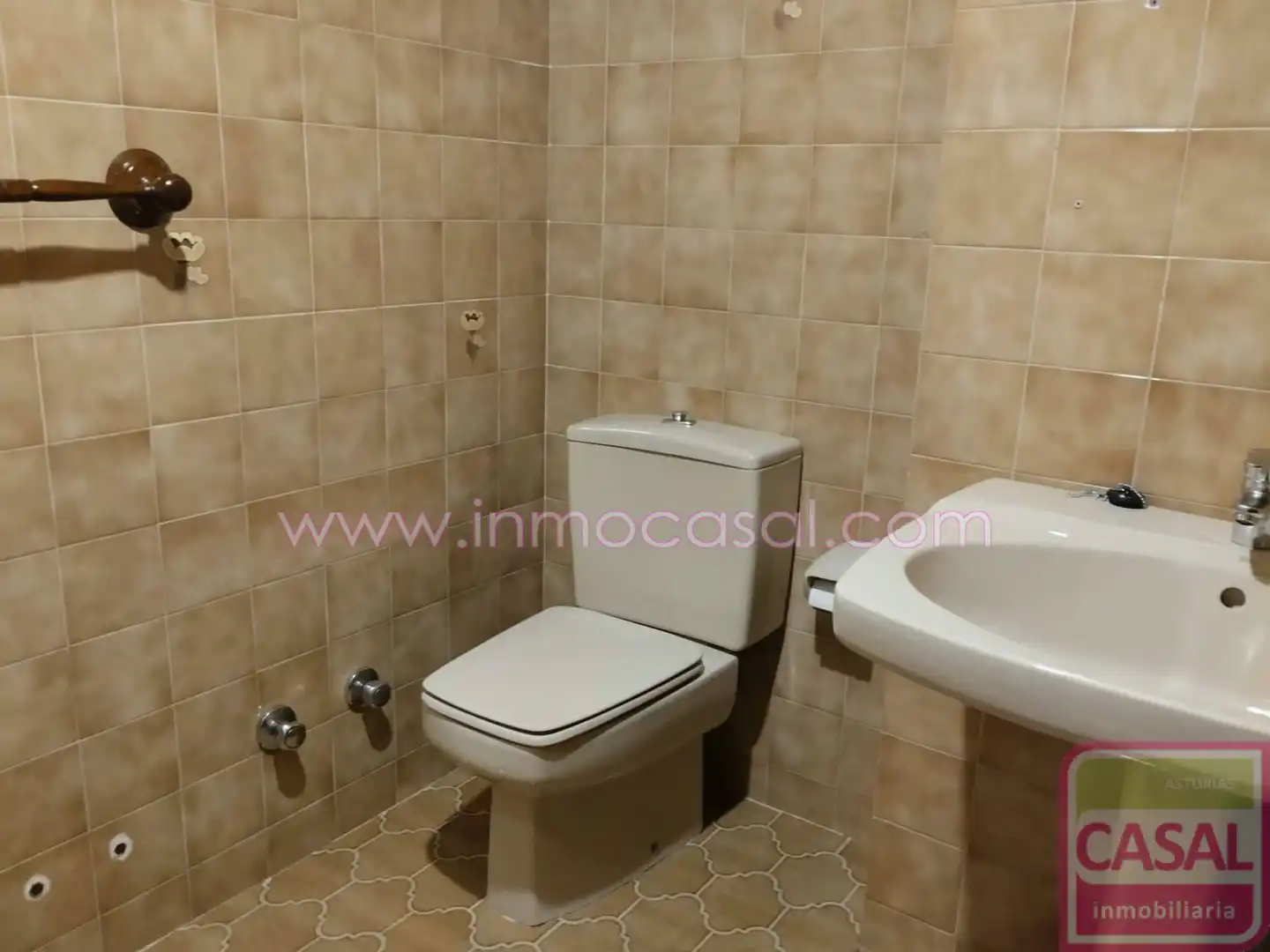 Bathroom of Flat for rent in Oviedo   with Heating, Terrace and Storage room