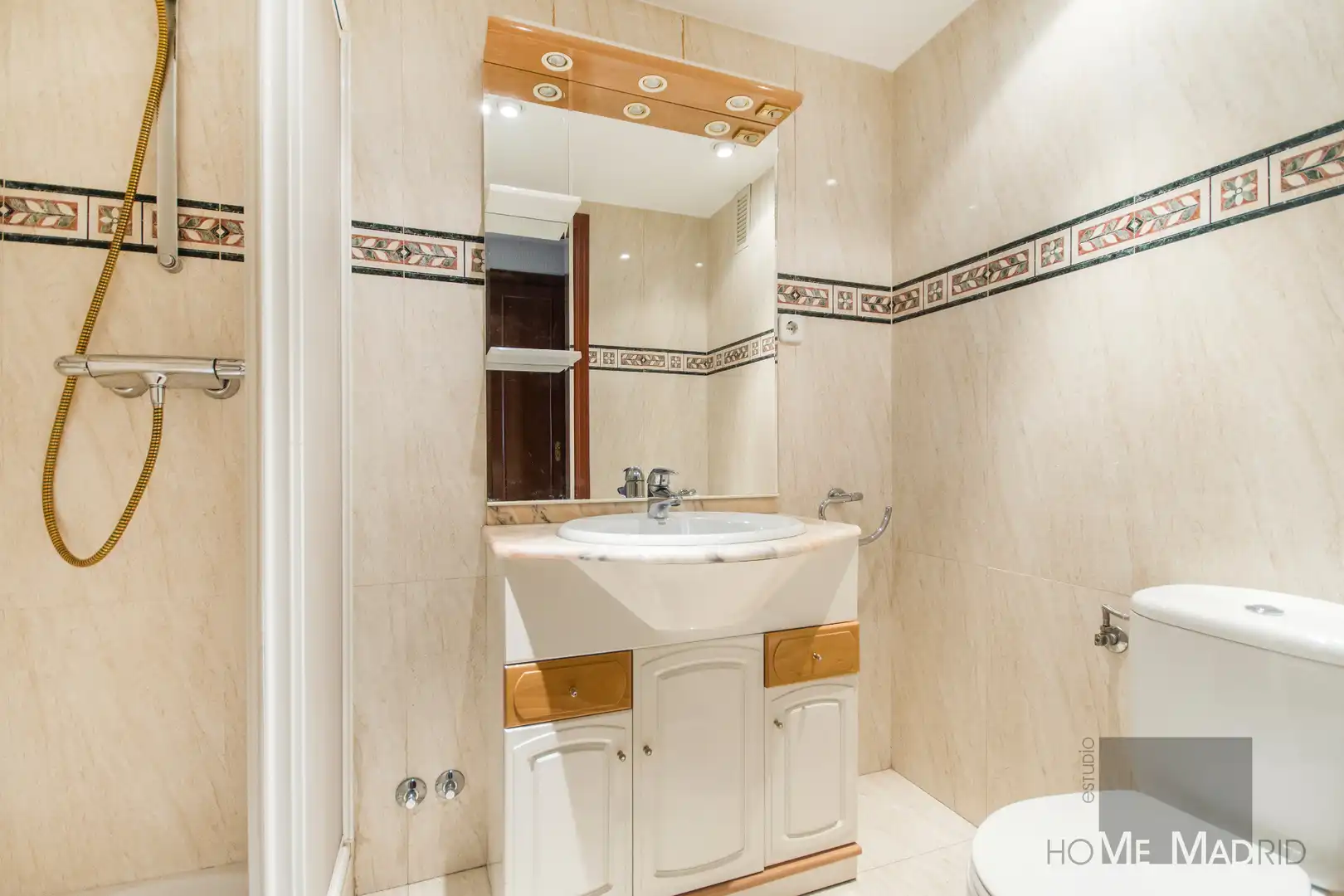Bathroom of Flat for sale in Madrid  with Air Conditioner, Heating and Parquet flooring