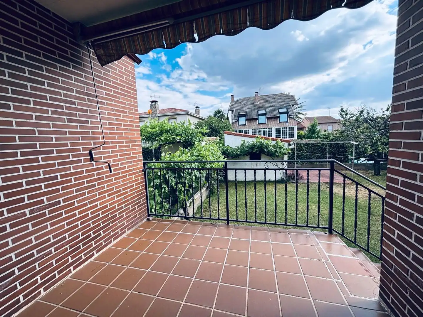 Terrassa de Casa adosada en venda en Azuqueca de Henares amb Calefacció, Jardí privat i Terrassa
