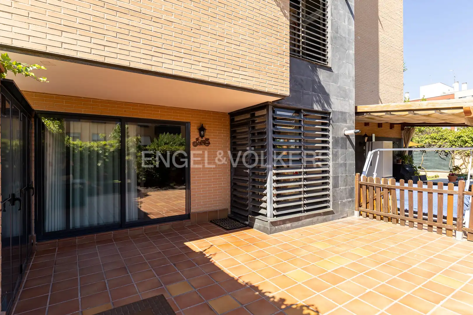Vista exterior de Piso en venta en San Sebastián de los Reyes con Aire acondicionado, Calefacción y Jardín privado