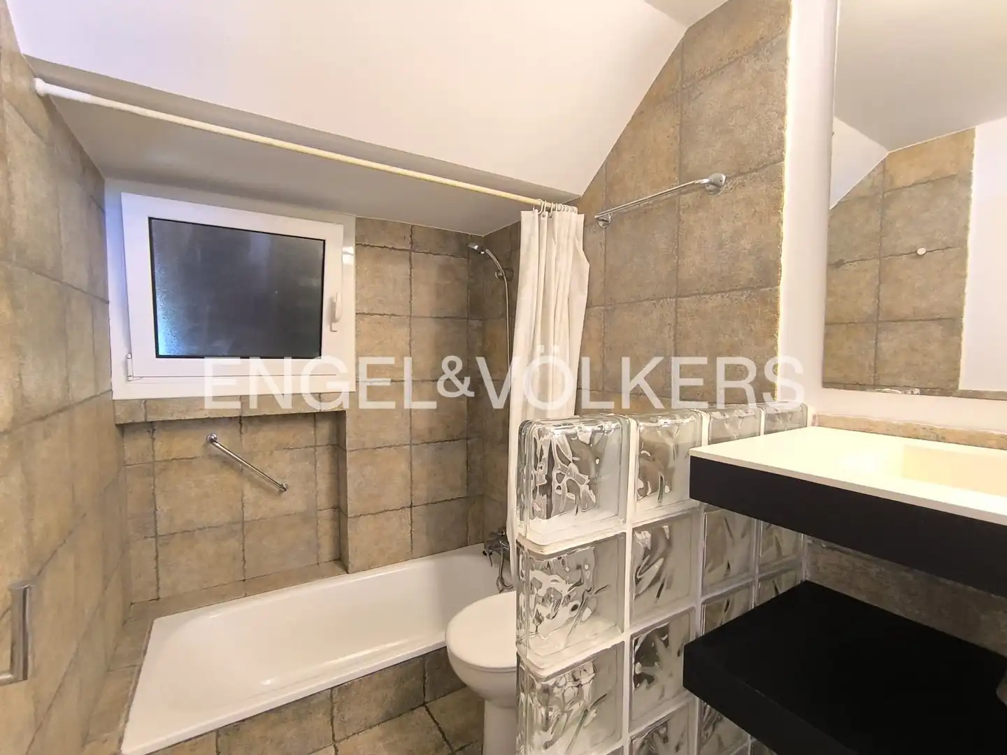 Badezimmer von Einfamilien-Reihenhaus zur Miete in Barcelona mit Heizung, Terrasse und Schwimmbad