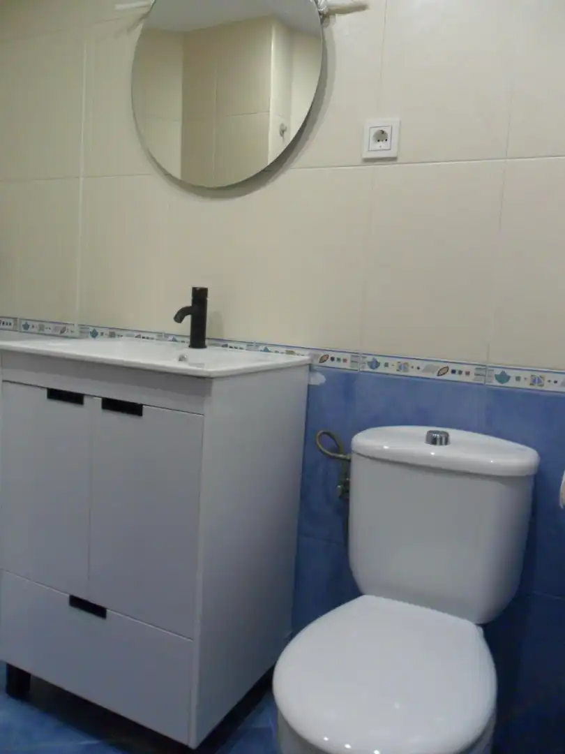 Bany de Pis de lloguer en Granada amb Aire condicionat, Terrassa i Moblat